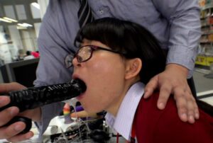 【おすすめイラマチオ動画】ハードなイラマチオ研修！OL達のエズキ汁が大洪水！ディルドイラマも最高！喉奥SEXで口マンコ崩壊絶頂！！