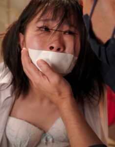 公衆便所で女子高生がハードに！？凌辱！喉奥に突き刺さるイラマ！逃れられないこの恐怖が制服女子の可愛さと相まってエロすぎっ