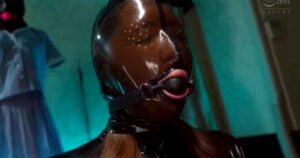 卑猥かつフェティッシュなビジュに興奮！全頭マスクがエロいし喉奥もたっぷり蹂躙！！